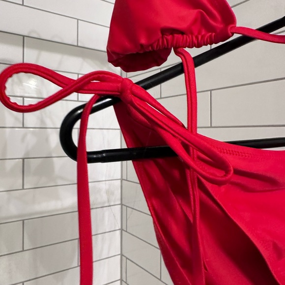 Red bikini - Picture 4 of 6